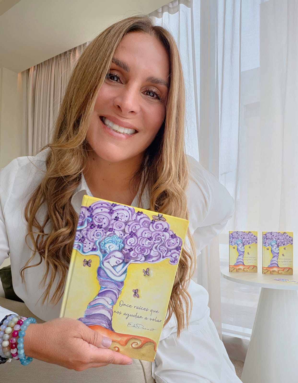 Erika Dammert con el libro Once Raíces — pack especial